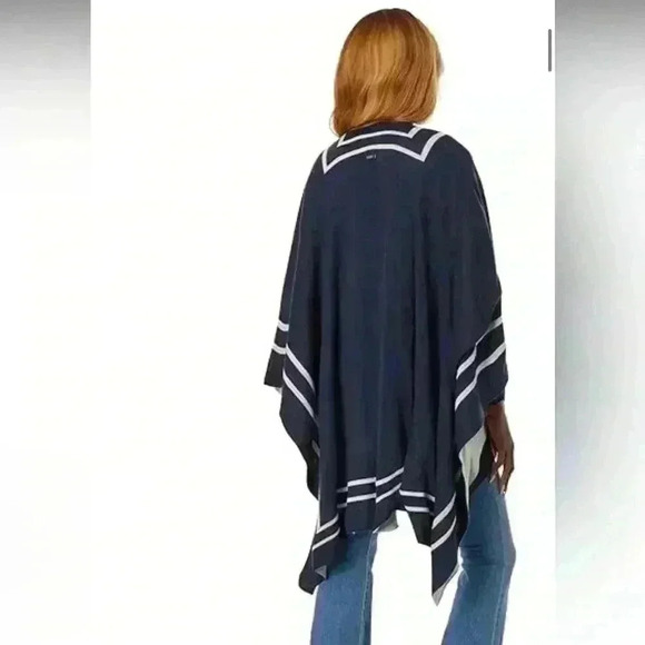 Lauren Ralph Lauren Jet Setter Ruana - Picture 3 of 6